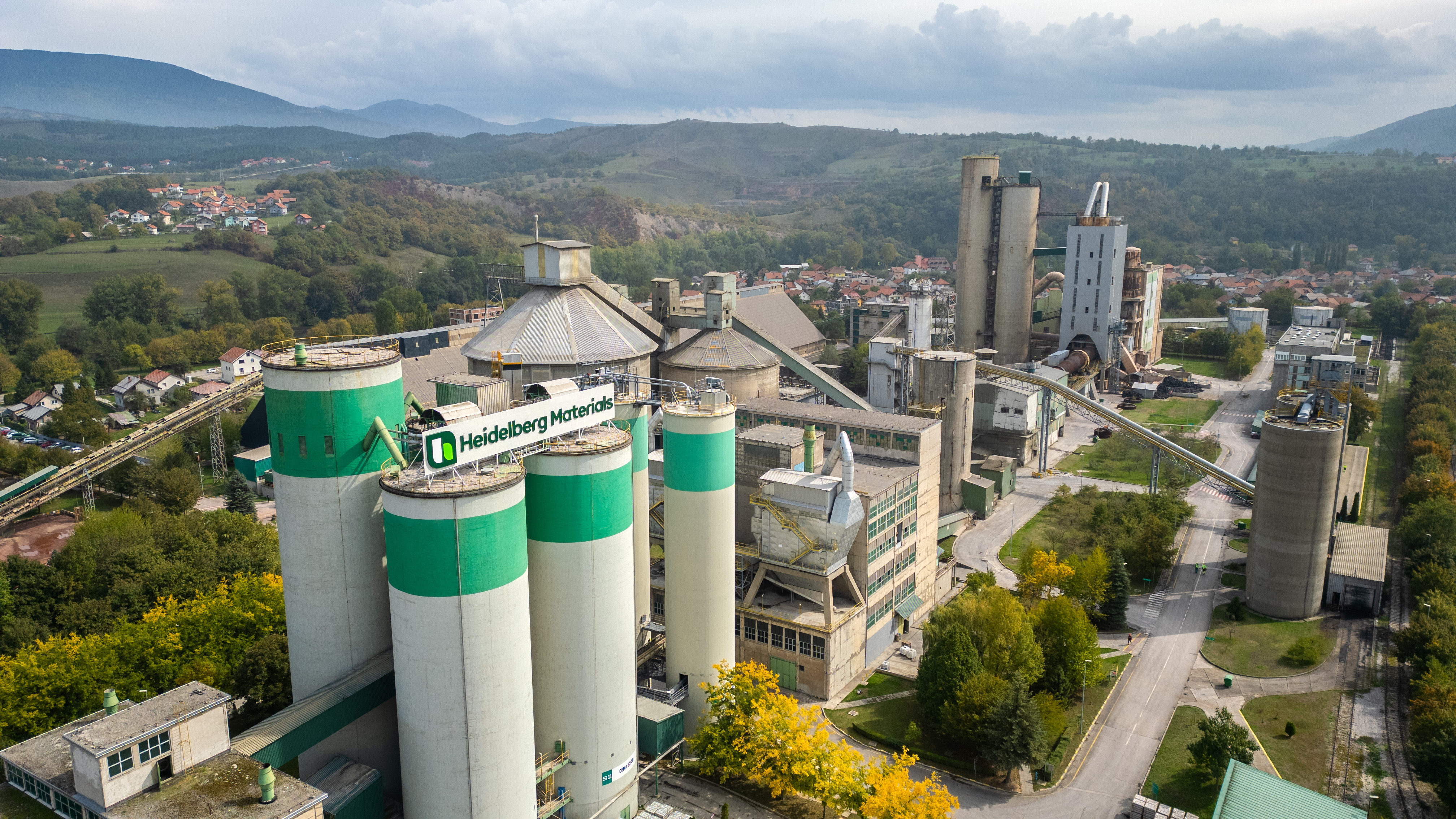 Postrojenja za proizvodnju cementa snimljena iz drona