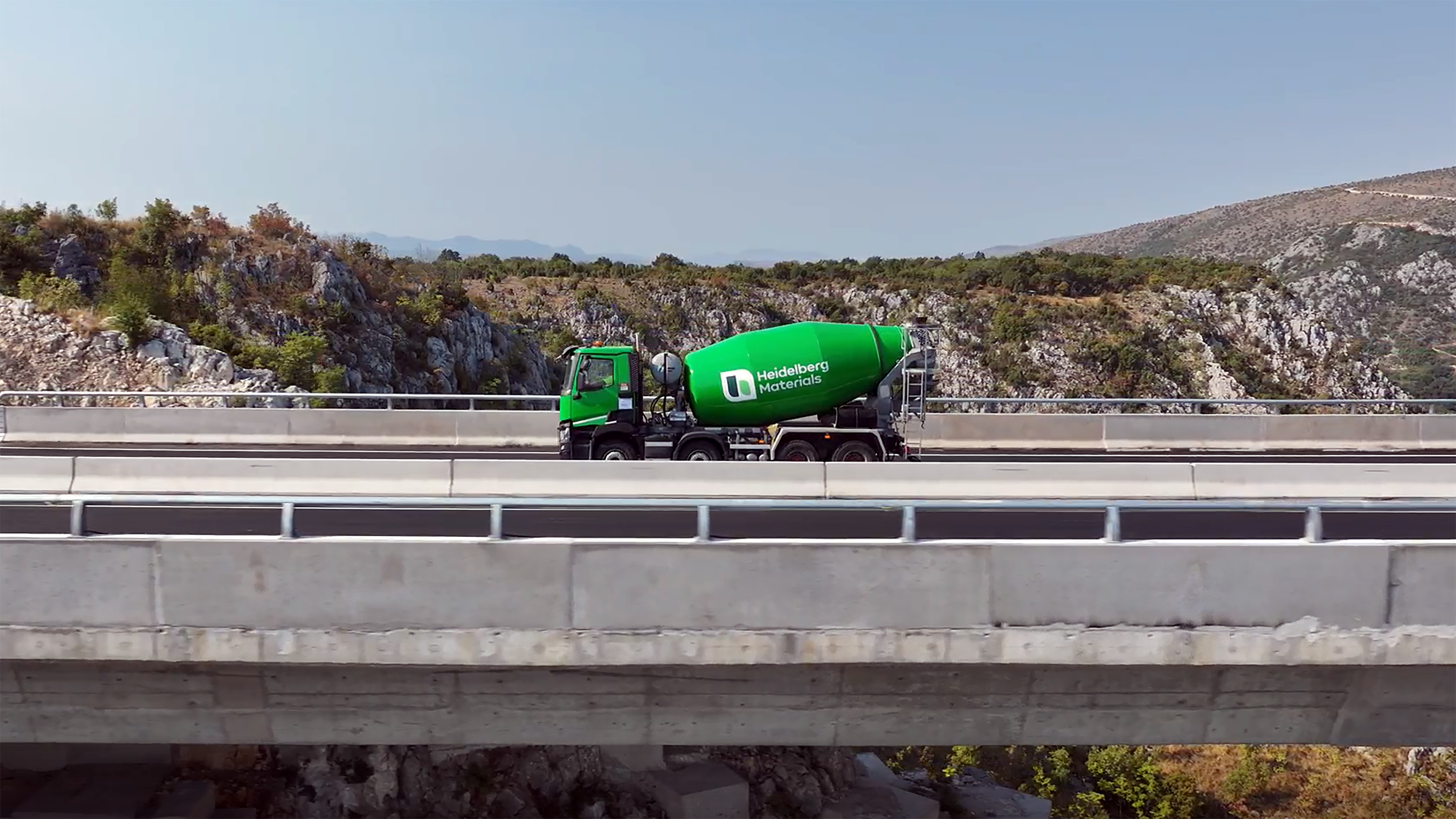 Mikser za beton Heidelberg Materials na autoputu u Hercegovini